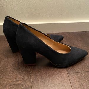 L'intervalle Navy Suede Pumps